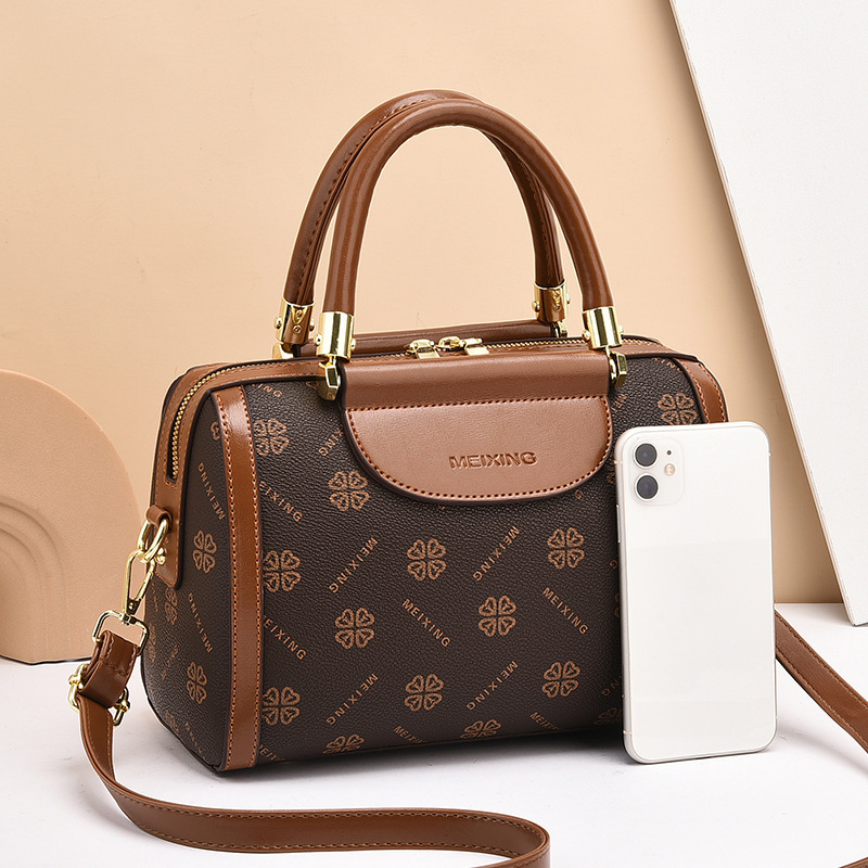 Boston táska Orange beans PVC anyagból, cipzáras záródással és belső cipzáras zsebbel, valamint zseb a telefon számára