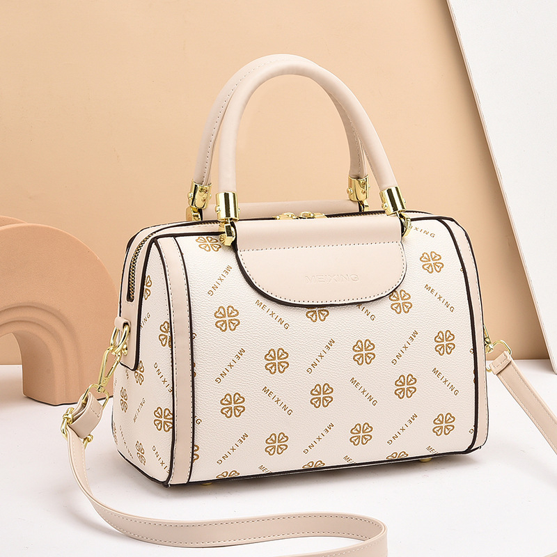 Boston táska Orange beans PVC anyagból, cipzáras záródással és belső cipzáras zsebbel, valamint zseb a telefon számára