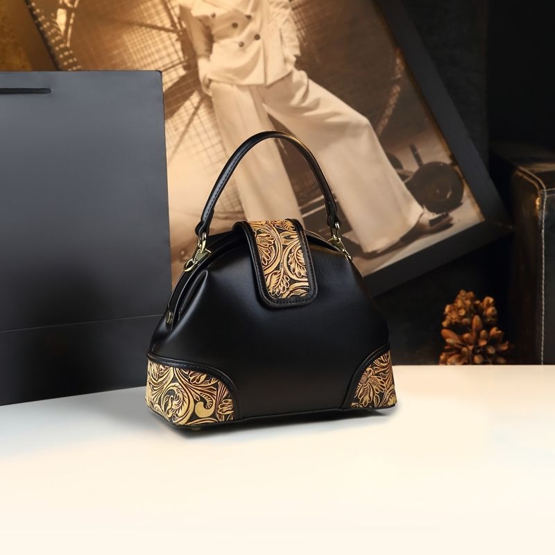 Természetes bőrből készült dumpling alakú táska rejtett cipzáras zsebbel, zárás klipsz-szal, poliészter bélés, 2025 tavasza