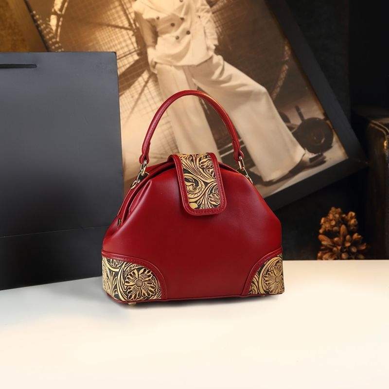 Természetes bőrből készült dumpling alakú táska rejtett cipzáras zsebbel, zárás klipsz-szal, poliészter bélés, 2025 tavasza