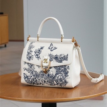 Uniszex PU táska, kis négyzet alakú, párnás stílusú, zárható, belső laminált cipzáras zseb (PU anyag, uniszex stílus, párnás alak, záródás, belső laminált cipzáras zseb)