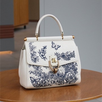 Uniszex PU táska, kis négyzet alakú, párnás stílusú, zárható, belső laminált cipzáras zseb (PU anyag, uniszex stílus, párnás alak, záródás, belső laminált cipzáras zseb)