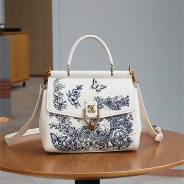 Uniszex PU táska, kis négyzet alakú, párnás stílusú, zárható, belső laminált cipzáras zseb (PU anyag, uniszex stílus, párnás alak, záródás, belső laminált cipzáras zseb)