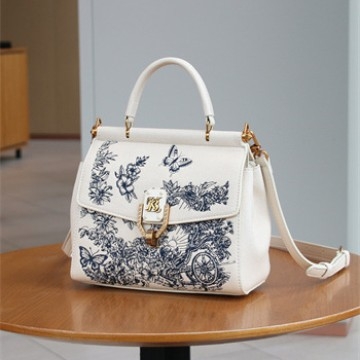 Uniszex PU táska, kis négyzet alakú, párnás stílusú, zárható, belső laminált cipzáras zseb (PU anyag, uniszex stílus, párnás alak, záródás, belső laminált cipzáras zseb)