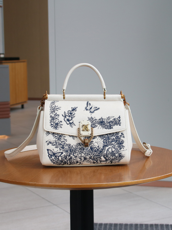 Uniszex PU táska, kis négyzet alakú, párnás stílusú, zárható, belső laminált cipzáras zseb (PU anyag, uniszex stílus, párnás alak, záródás, belső laminált cipzáras zseb)