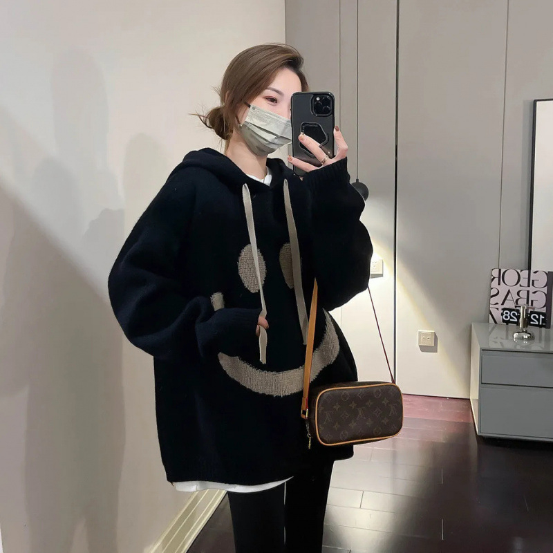 Női kapucnis pulóver jacquard kötésű, akril anyagú, fleece-béléssel, ősz 2023