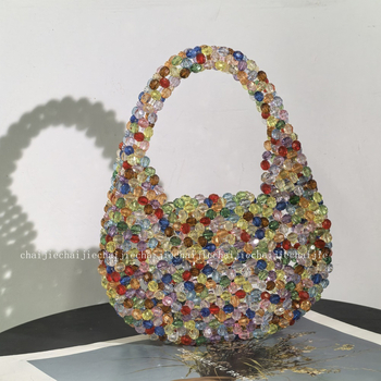 Ръчно изработена мънистена чанта; акрилен материал; форма на черупка; отворен горен край; вътрешни джобчета за телефон и лична карта.