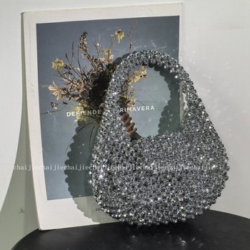 Ръчно изработена мънистена чанта; акрилен материал; форма на черупка; отворен горен край; вътрешни джобчета за телефон и лична карта.