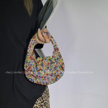 Ръчно изработена мънистена чанта; акрилен материал; форма на черупка; отворен горен край; вътрешни джобчета за телефон и лична карта.