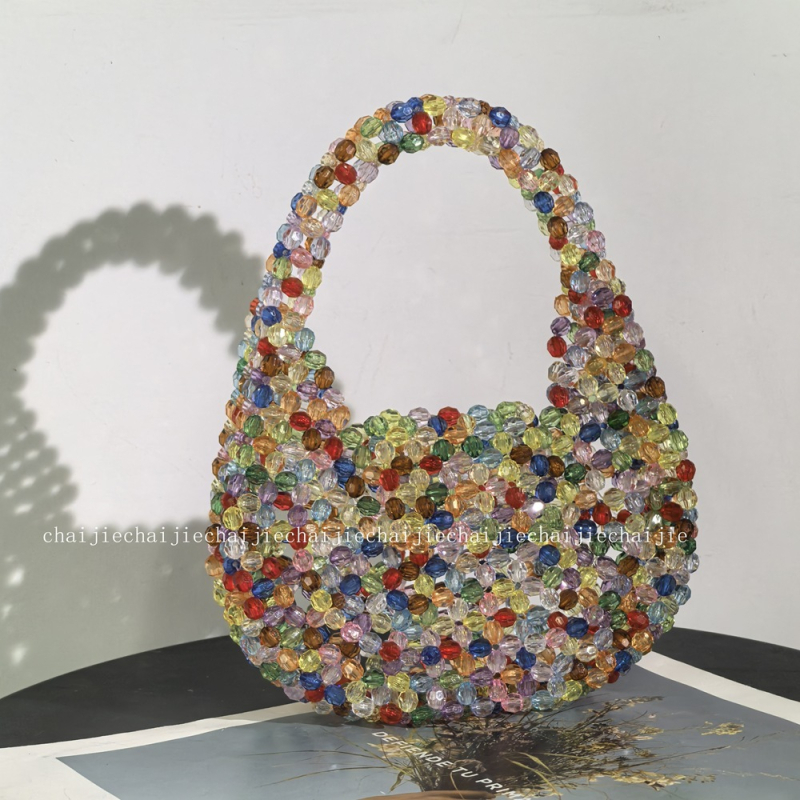 Ръчно изработена мънистена чанта; акрилен материал; форма на черупка; отворен горен край; вътрешни джобчета за телефон и лична карта.