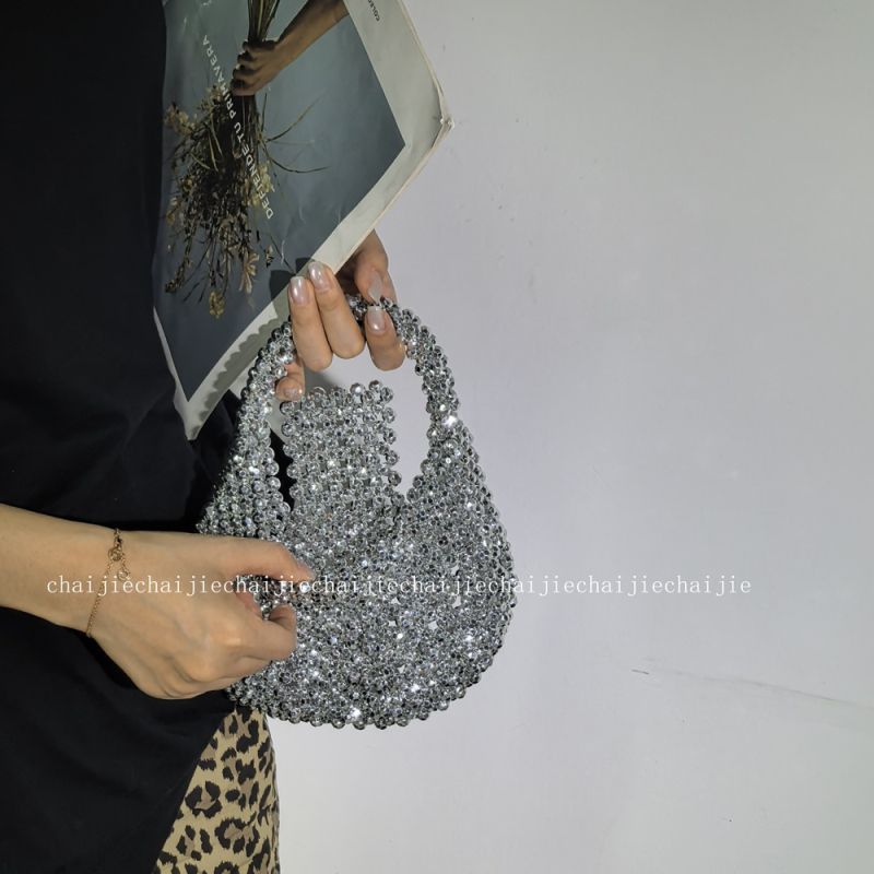 Ръчно изработена мънистена чанта; акрилен материал; форма на черупка; отворен горен край; вътрешни джобчета за телефон и лична карта.