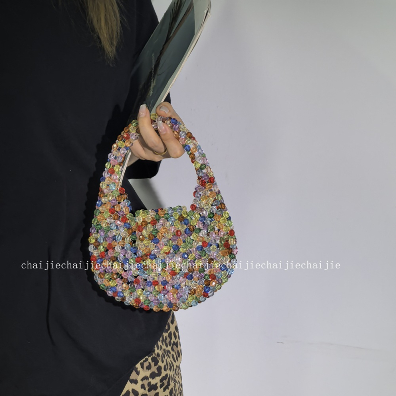 Ръчно изработена мънистена чанта; акрилен материал; форма на черупка; отворен горен край; вътрешни джобчета за телефон и лична карта.