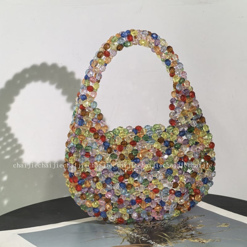 Ръчно изработена мънистена чанта; акрилен материал; форма на черупка; отворен горен край; вътрешни джобчета за телефон и лична карта.