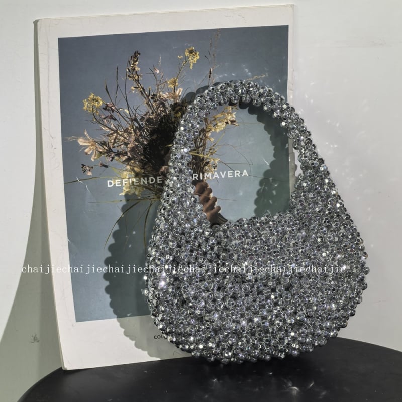 Ръчно изработена мънистена чанта; акрилен материал; форма на черупка; отворен горен край; вътрешни джобчета за телефон и лична карта.