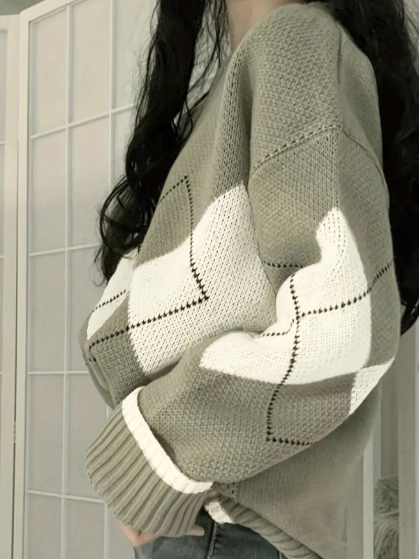 Pulover tricotat cu mâneci lungi, model romb, guler rotund, material poliester, croială regulată