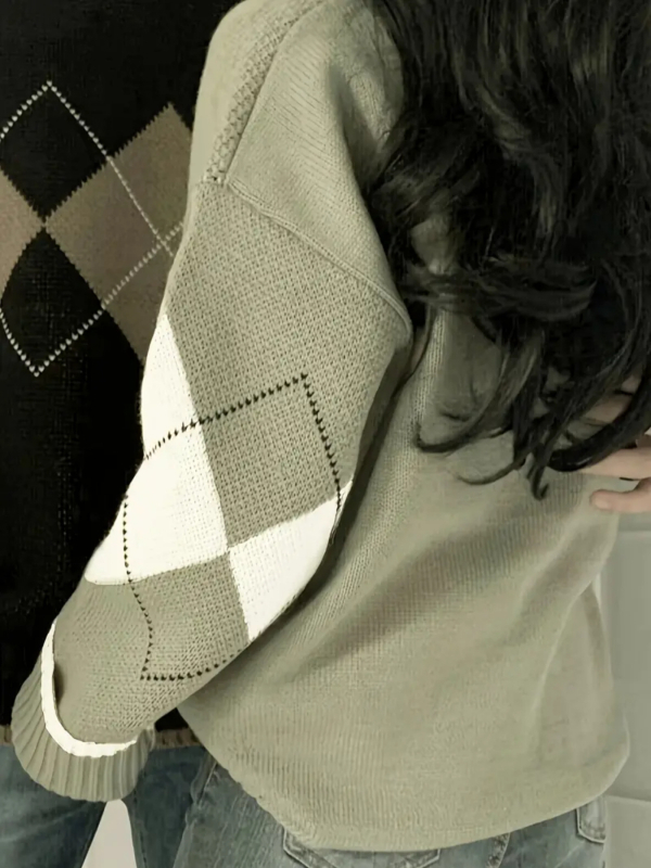 Pulover tricotat cu mâneci lungi, model romb, guler rotund, material poliester, croială regulată