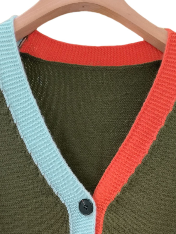 Cardigan tricotat din poliester, design color-block, croială lejeră, mâneci lungi, lungime medie 65–80 cm