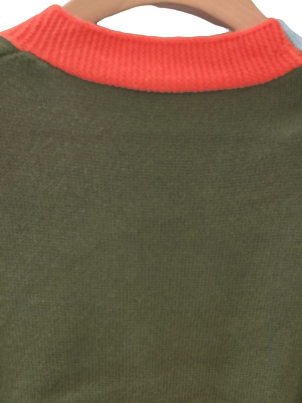 Cardigan tricotat din poliester, design color-block, croială lejeră, mâneci lungi, lungime medie 65–80 cm