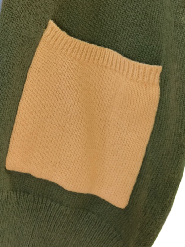 Cardigan tricotat din poliester, design color-block, croială lejeră, mâneci lungi, lungime medie 65–80 cm