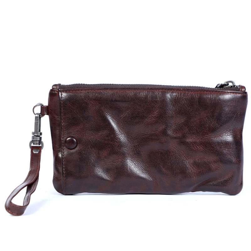 Vīriešu klutch maciņš no augstākās kvalitātes ādas – augšējā slāņa liellā āda; horizontāla kvadrāta forma; rāvējslēdzējs; iekšējā organizācija: tālruņa kabata, ID kabata, kartes kabatas, banknošu kabata