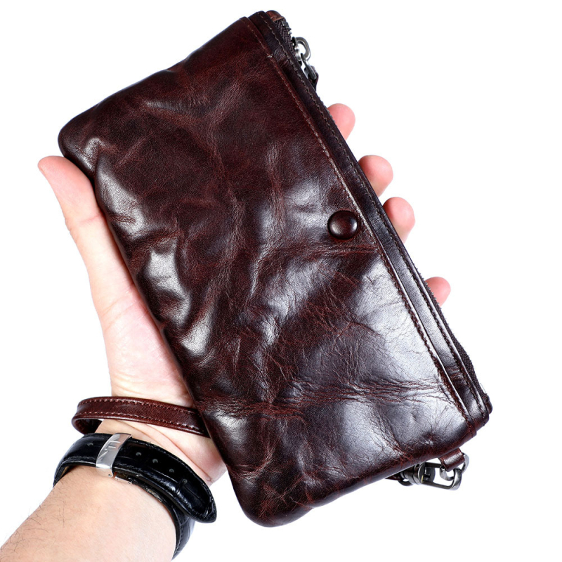 Vīriešu klutch maciņš no augstākās kvalitātes ādas – augšējā slāņa liellā āda; horizontāla kvadrāta forma; rāvējslēdzējs; iekšējā organizācija: tālruņa kabata, ID kabata, kartes kabatas, banknošu kabata