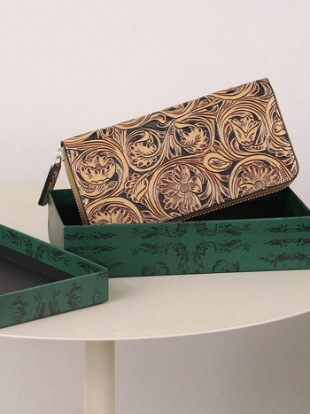 PU γυναικείος φάκελος-πορτοφόλιο με ανάγλυφο φλοράλ σχέδιο, οριζόντια τετράγωνη μορφή, κλείσιμο με φερμουάρ, επένδυση πολυεστέρα, μάρκα M.T MISS TOTE, Καλοκαίρι 2024, στυλ λογοτεχνικό-εθνικό, καθημερινή χρήση, πολλές θήκες για κάρτες και κέρματα