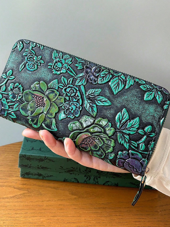 PU γυναικείος φάκελος-πορτοφόλιο με ανάγλυφο φλοράλ σχέδιο, οριζόντια τετράγωνη μορφή, κλείσιμο με φερμουάρ, επένδυση πολυεστέρα, μάρκα M.T MISS TOTE, Καλοκαίρι 2024, στυλ λογοτεχνικό-εθνικό, καθημερινή χρήση, πολλές θήκες για κάρτες και κέρματα