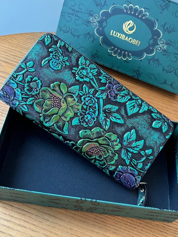 Portofel geant PU pentru femei, clutch cu model floral gravat, formă orizontală pătrată, închidere cu fermoar, căptușeală din poliester, brand M.T MISS TOTE, vara 2024, stil literar național, utilizare zilnică, multiple compartimente pentru carduri și mone