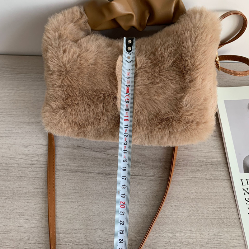 Plišana torbica, gradski minimalistički stil, cilindrični oblik, zatvarač, unutarnja džep za telefon