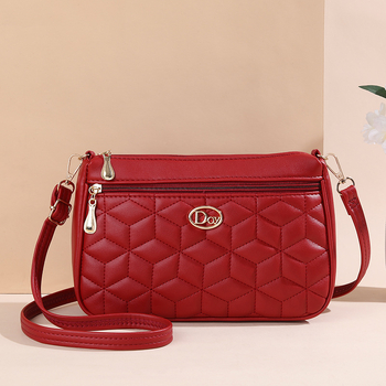 PU-ból készült crossbody táska, négyszögletes formájú, cipzáras nyitás, poliészter bélés