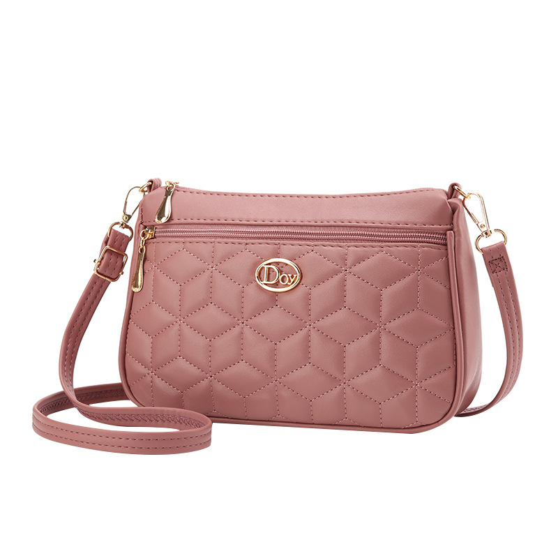 PU-ból készült crossbody táska, négyszögletes formájú, cipzáras nyitás, poliészter bélés