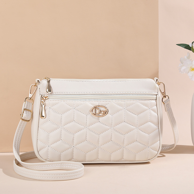 PU-ból készült crossbody táska, négyszögletes formájú, cipzáras nyitás, poliészter bélés