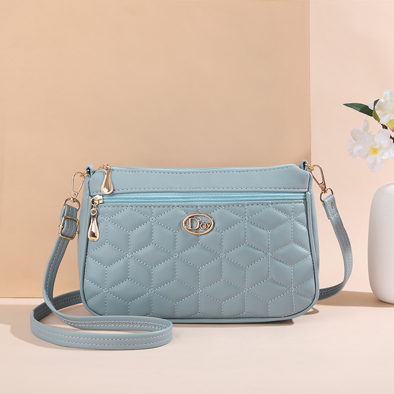 PU-ból készült crossbody táska, négyszögletes formájú, cipzáras nyitás, poliészter bélés