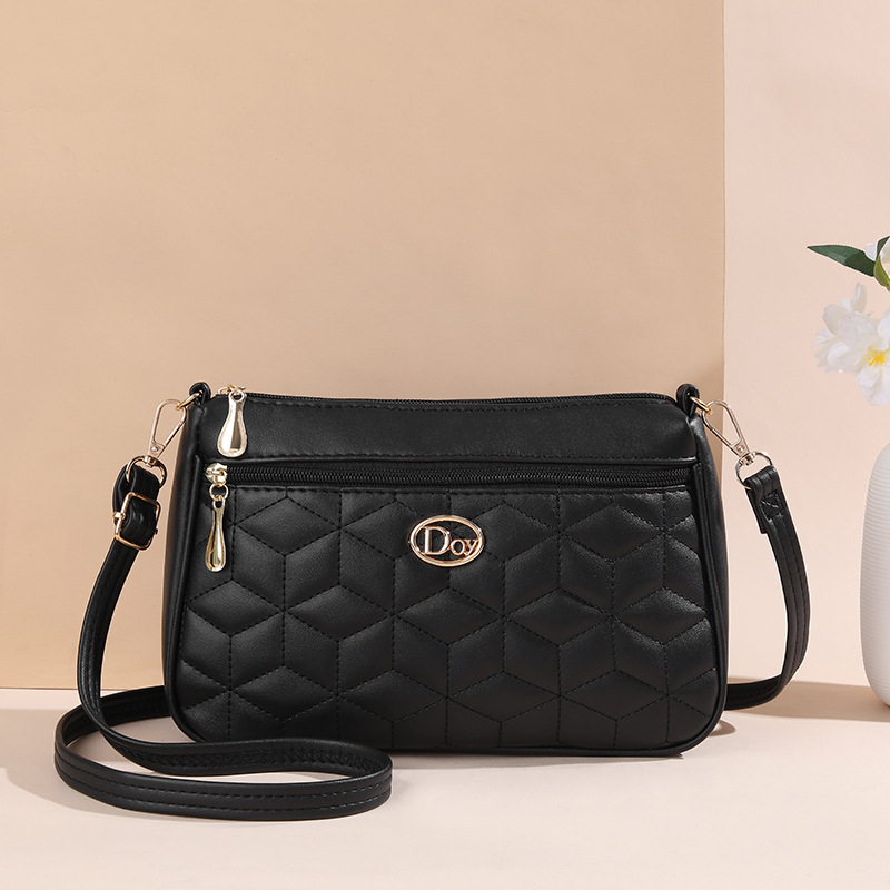 PU-ból készült crossbody táska, négyszögletes formájú, cipzáras nyitás, poliészter bélés