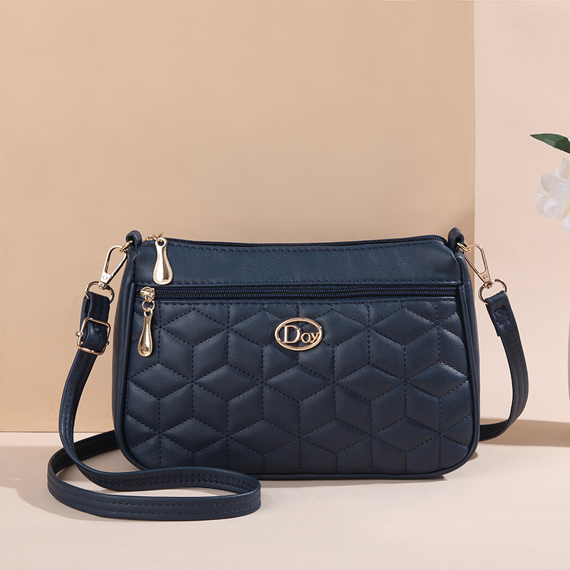 PU-ból készült crossbody táska, négyszögletes formájú, cipzáras nyitás, poliészter bélés