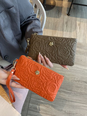 Női bőr clutch táska relief mintával, nagy kapacitású, vízszintes négyzet alakú, cipzáros zárás, belső zsebek telefonhoz és igazolványhoz