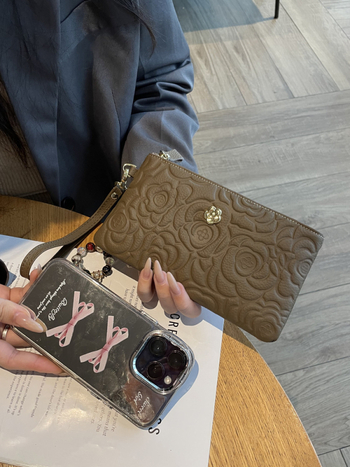 Női bőr clutch táska relief mintával, nagy kapacitású, vízszintes négyzet alakú, cipzáros zárás, belső zsebek telefonhoz és igazolványhoz