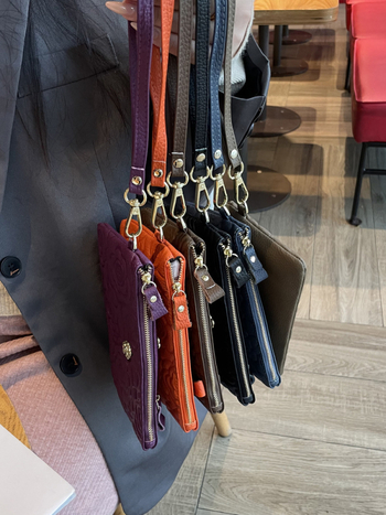 Női bőr clutch táska relief mintával, nagy kapacitású, vízszintes négyzet alakú, cipzáros zárás, belső zsebek telefonhoz és igazolványhoz