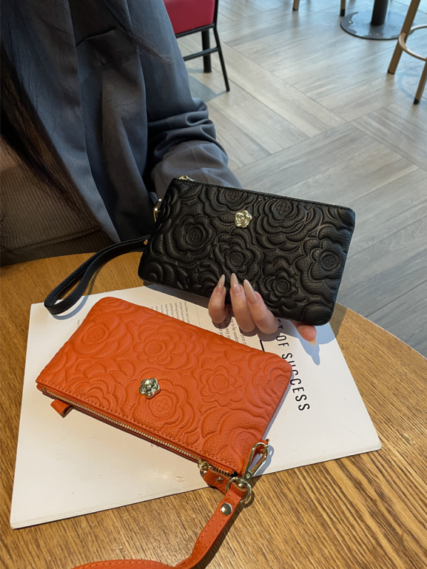 Női bőr clutch táska relief mintával, nagy kapacitású, vízszintes négyzet alakú, cipzáros zárás, belső zsebek telefonhoz és igazolványhoz