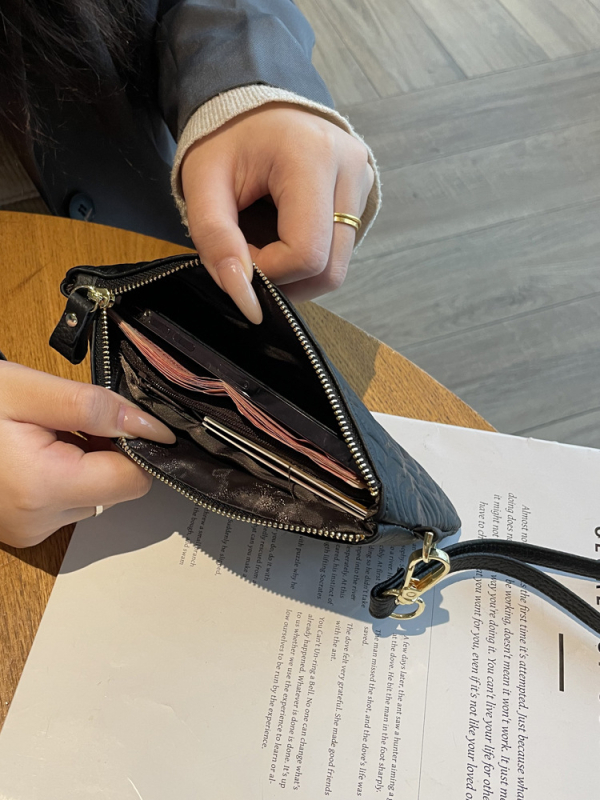 Női bőr clutch táska relief mintával, nagy kapacitású, vízszintes négyzet alakú, cipzáros zárás, belső zsebek telefonhoz és igazolványhoz