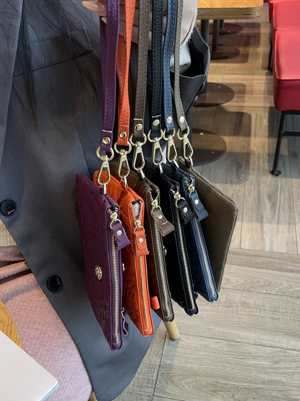 Női bőr clutch táska relief mintával, nagy kapacitású, vízszintes négyzet alakú, cipzáros zárás, belső zsebek telefonhoz és igazolványhoz