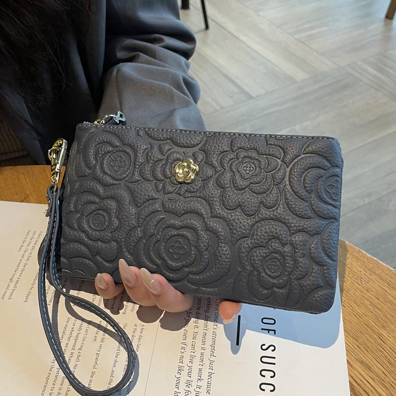 Női bőr clutch táska relief mintával, nagy kapacitású, vízszintes négyzet alakú, cipzáros zárás, belső zsebek telefonhoz és igazolványhoz