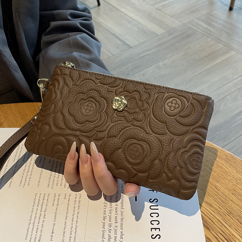 Női bőr clutch táska relief mintával, nagy kapacitású, vízszintes négyzet alakú, cipzáros zárás, belső zsebek telefonhoz és igazolványhoz