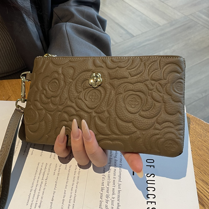 Női bőr clutch táska relief mintával, nagy kapacitású, vízszintes négyzet alakú, cipzáros zárás, belső zsebek telefonhoz és igazolványhoz