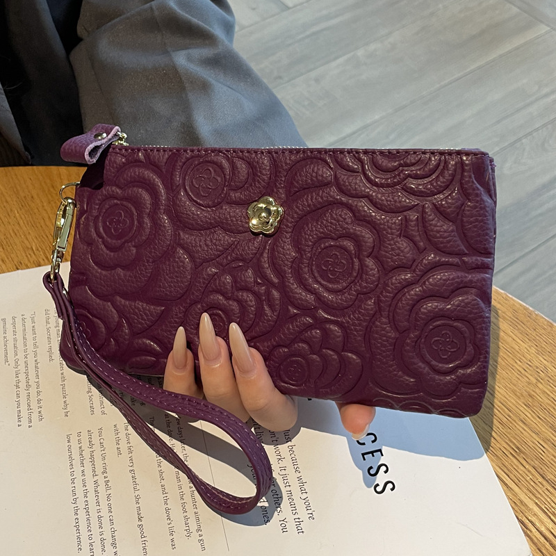 Női bőr clutch táska relief mintával, nagy kapacitású, vízszintes négyzet alakú, cipzáros zárás, belső zsebek telefonhoz és igazolványhoz