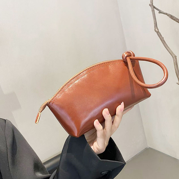 Τσάντα τύπου Dumpling από γνήσιο δέρμα με εσωτερικές θήκες, φερμουάρ και επένδυση πολυεστέρα, δέρμα φυτικής επεξεργασίας, Άνοιξη 2025