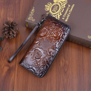 Hosszú női bőrtáska clutch, domborított virágmintával, több kártyatartóval, első réteg borjúbőr, egy hajtásos pénztárca, lélegző és antibakteriális
