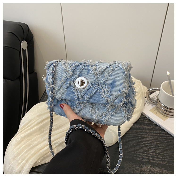 Jinjia márkájú női denim quiltelt válltáska • horizontális négyzet alakú forma • poliészter bélés • zárófedél