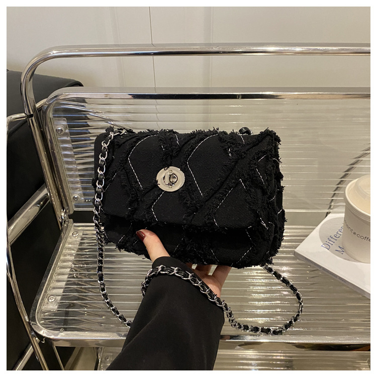 Jinjia márkájú női denim quiltelt válltáska • horizontális négyzet alakú forma • poliészter bélés • zárófedél