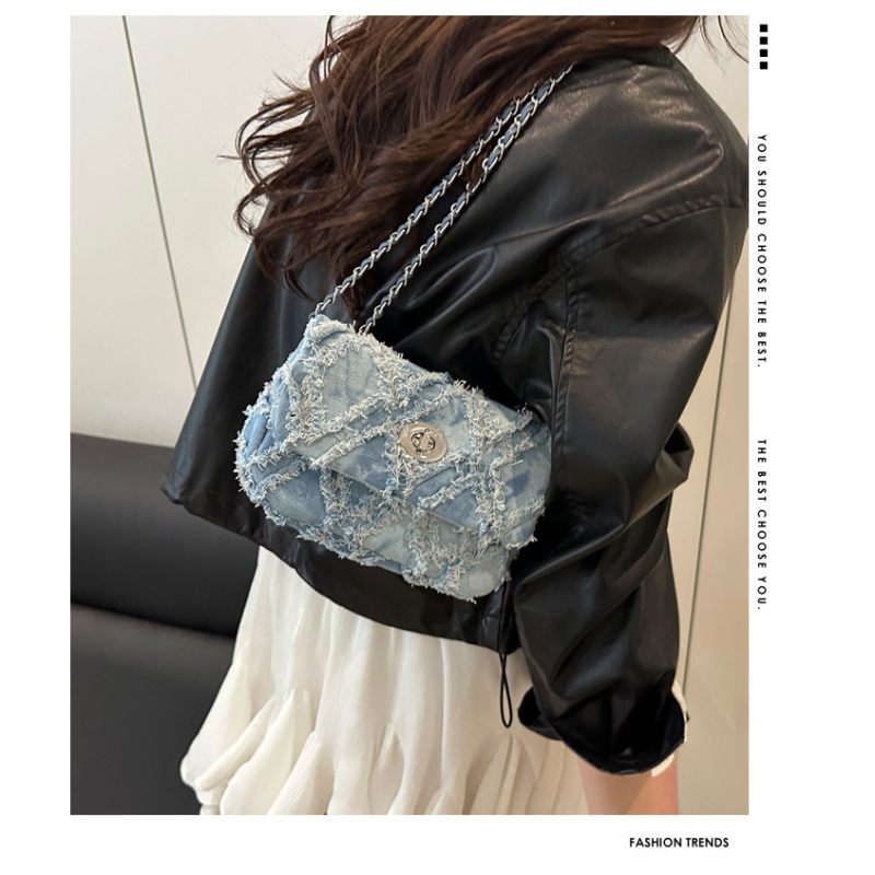 Jinjia márkájú női denim quiltelt válltáska • horizontális négyzet alakú forma • poliészter bélés • zárófedél